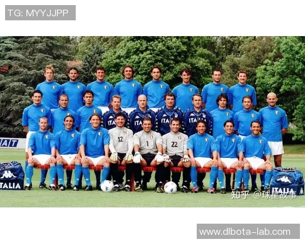 十二位足球明星的传奇故事与成就盘点，见证他们的辉煌与奋斗历程